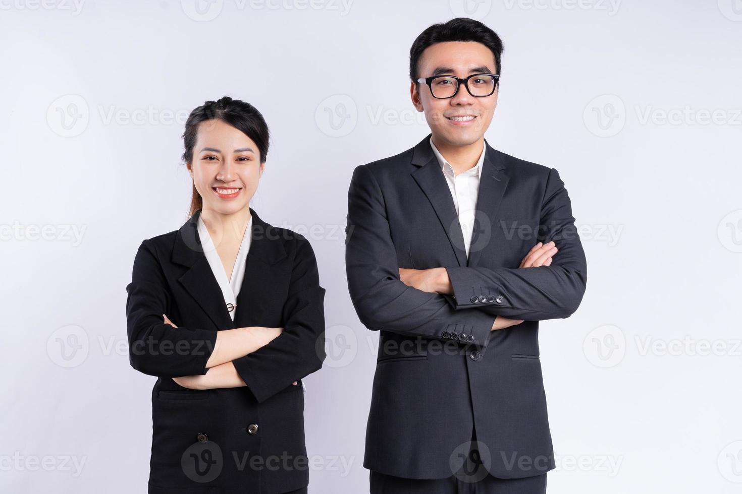 empresário asiático e empresária posando em fundo branco foto