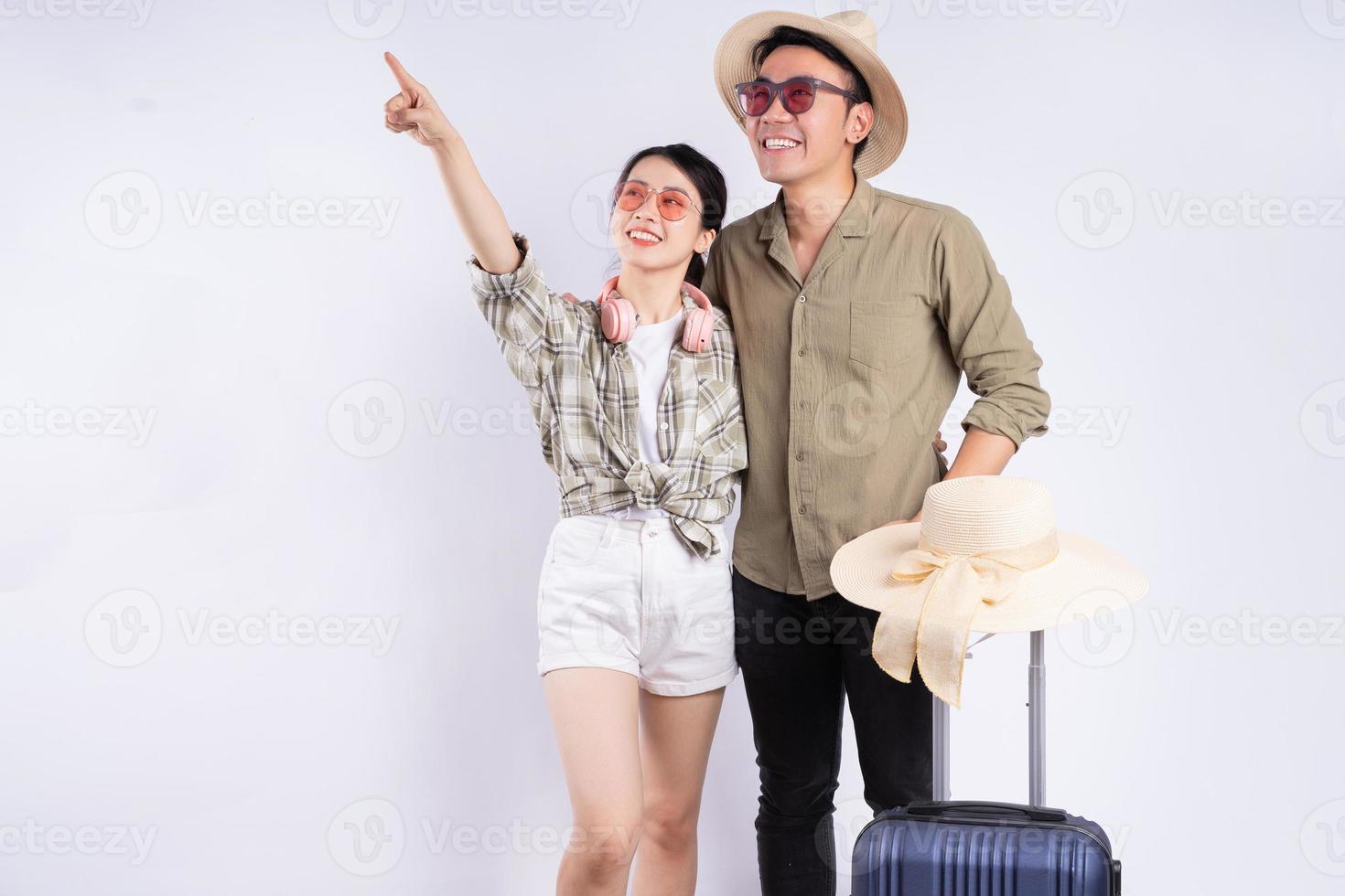 jovem casal asiático posando em fundo branco foto