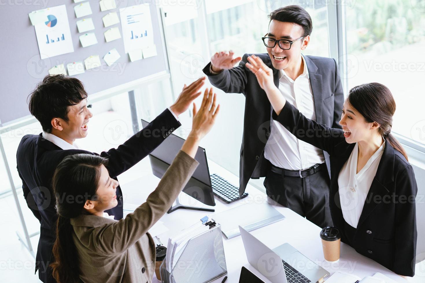 todos juntos mostram determinação no trabalho foto