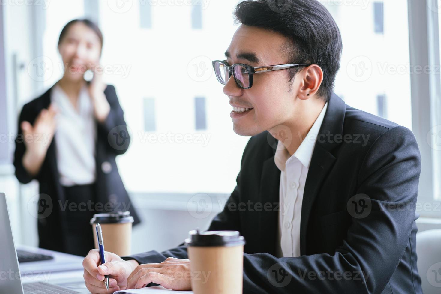 retrato de empresário asiático trabalhando duro foto