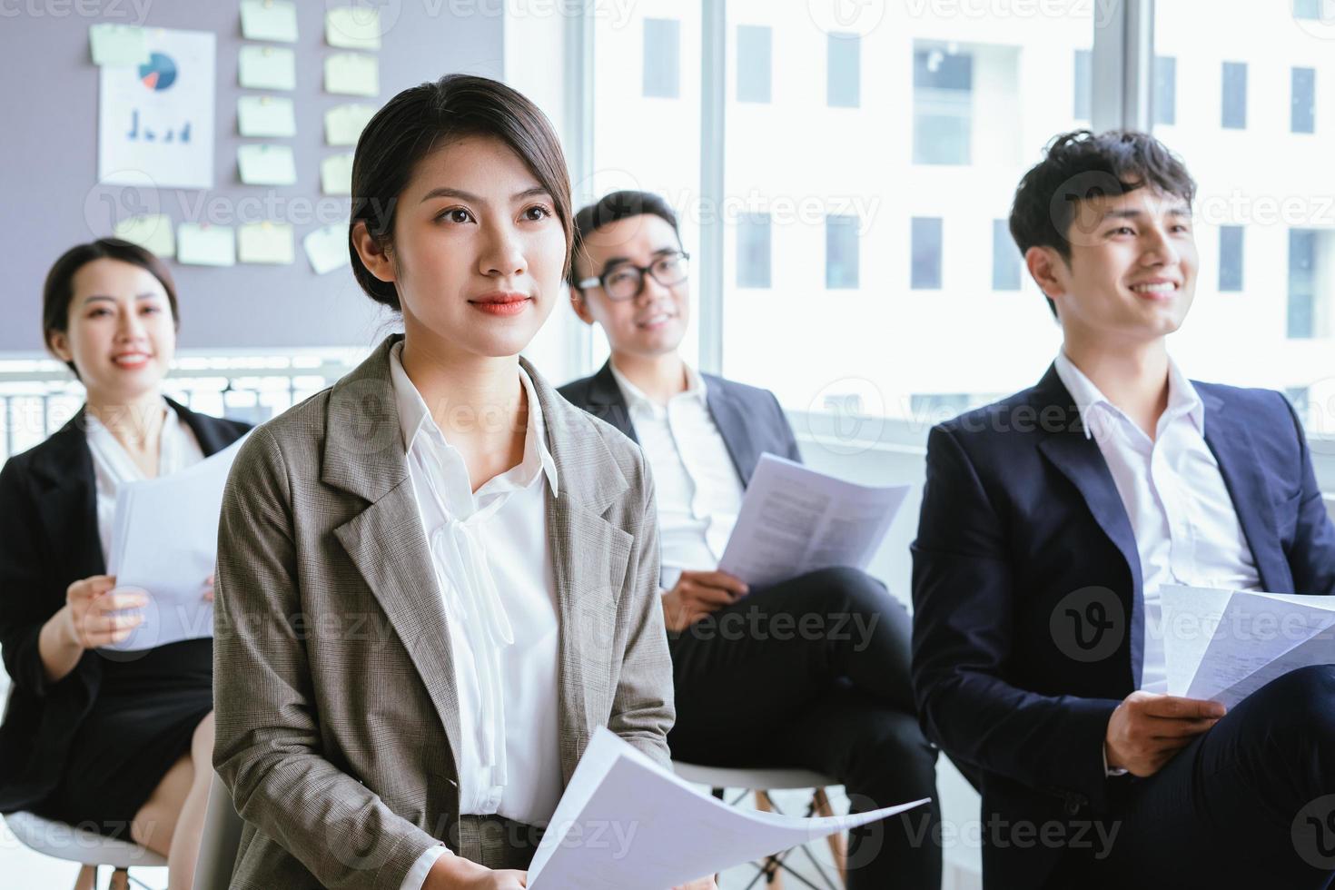 empresária asiática ouvindo atentamente durante a reunião foto