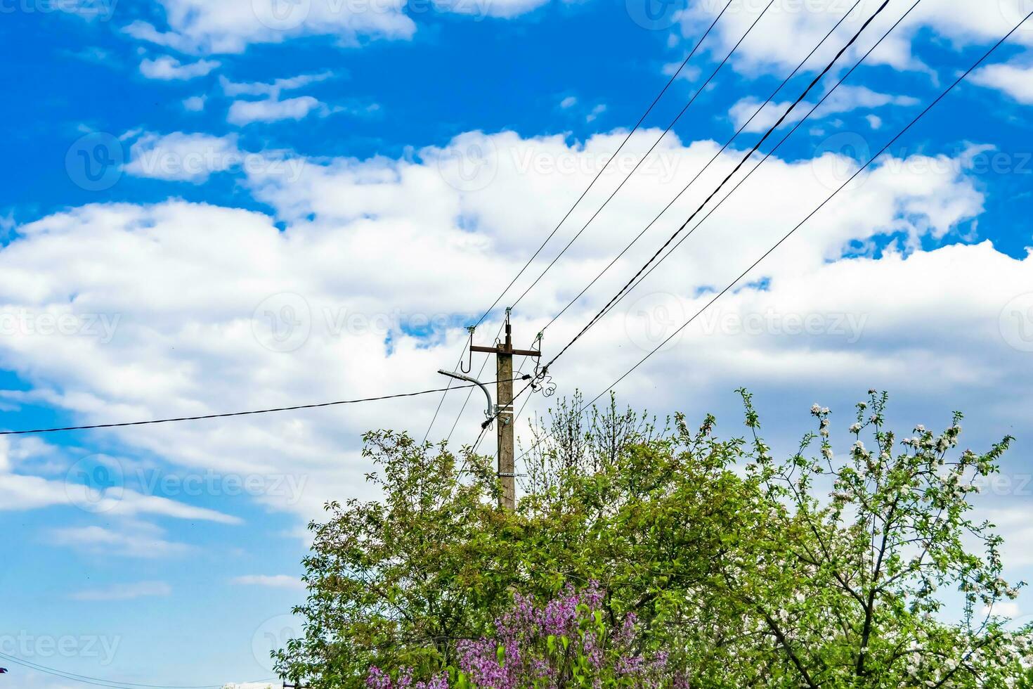 poste elétrico de potência com fio de linha em fundo colorido close-up foto