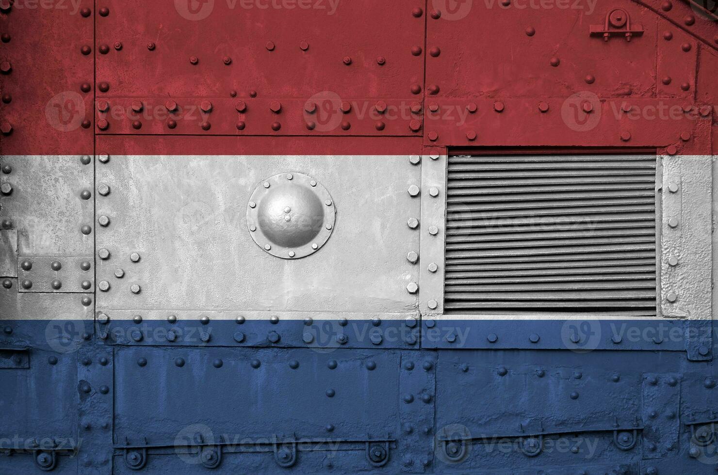 Países Baixos bandeira retratado em lado parte do militares blindado tanque fechar-se. exército forças conceptual fundo foto