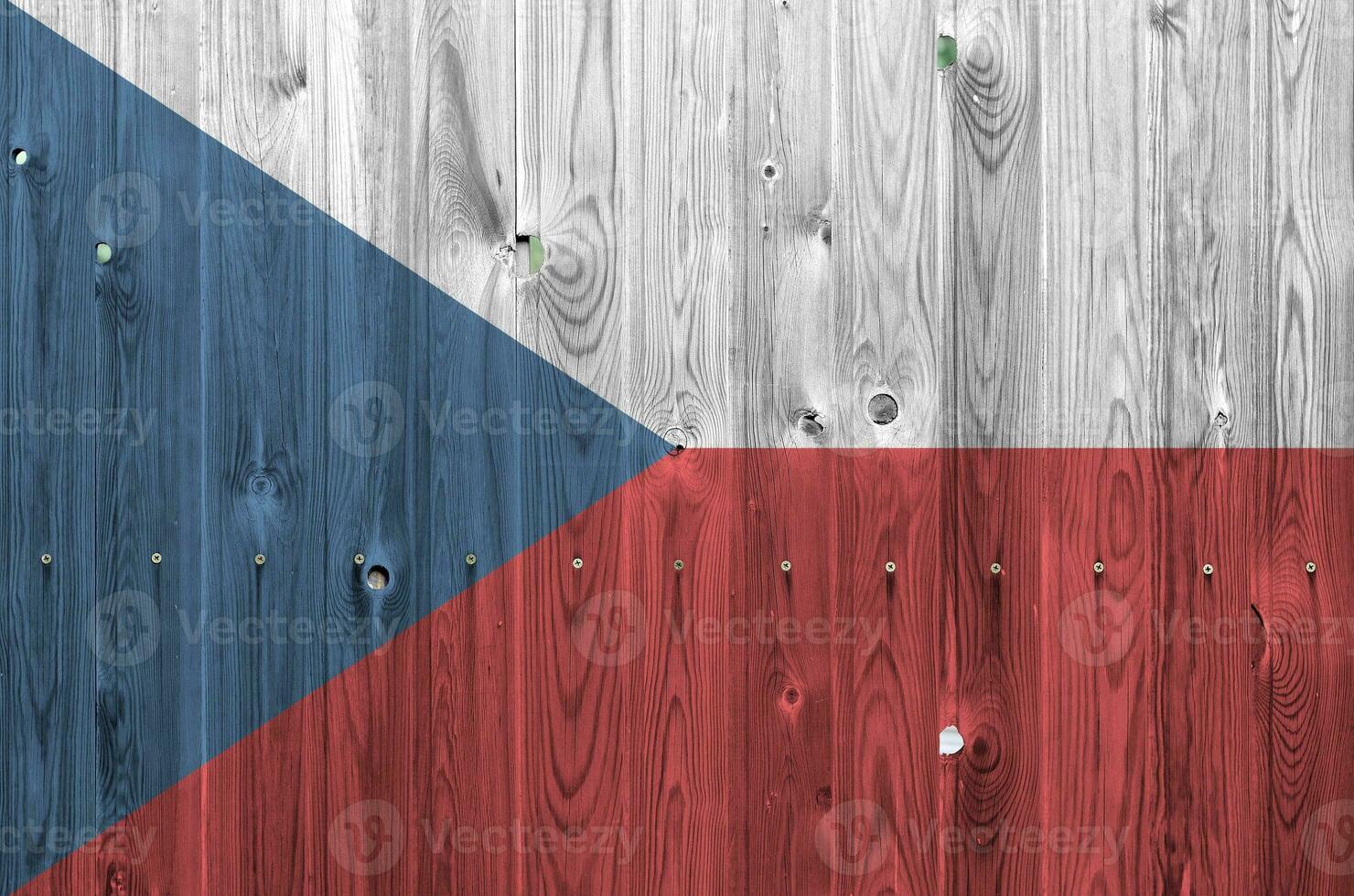 tcheco bandeira retratado dentro brilhante pintura cores em velho de madeira muro. texturizado bandeira em rude fundo foto