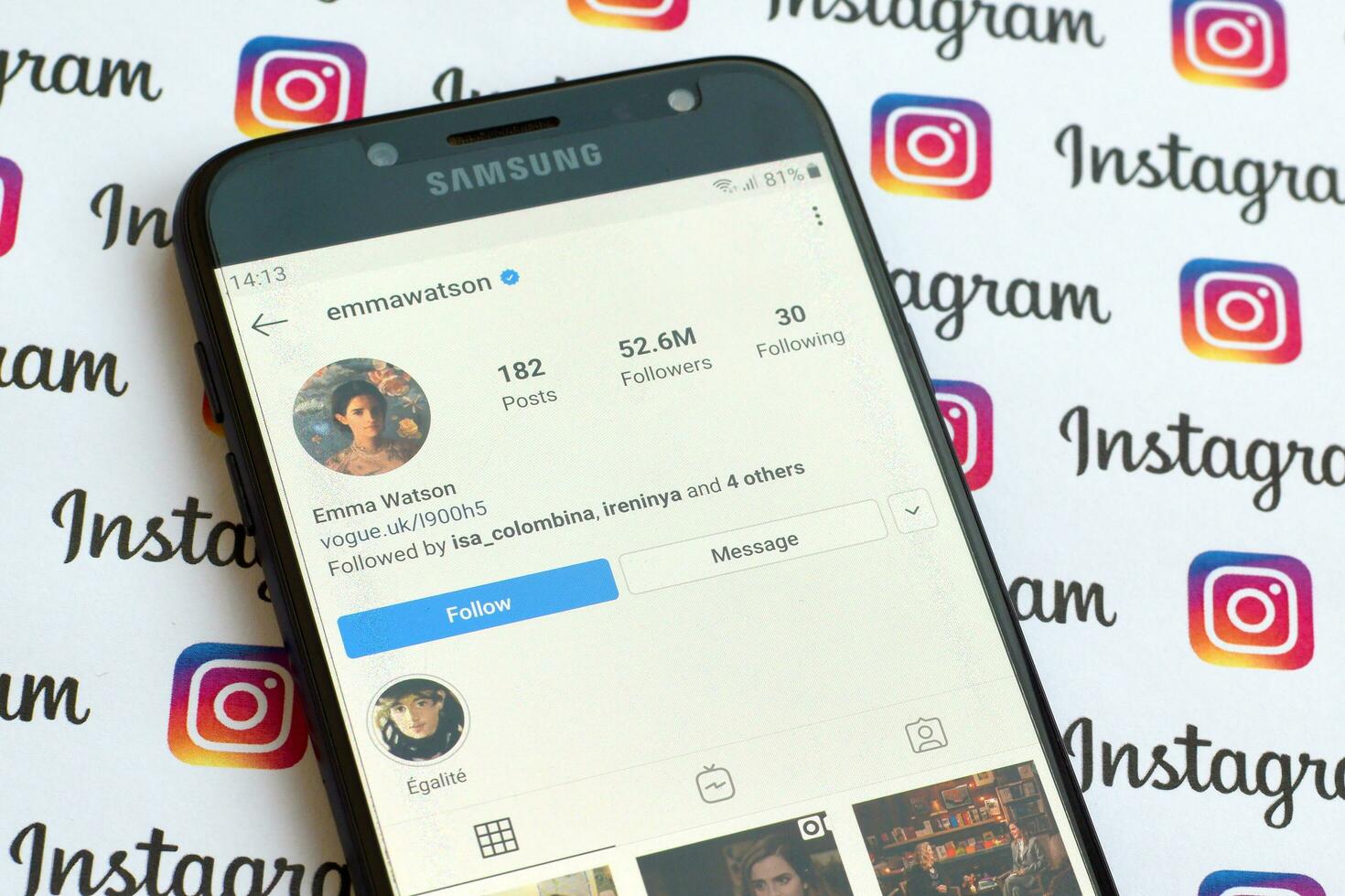 ema Watson oficial Instagram conta em Smartphone tela em papel Instagram bandeira. foto