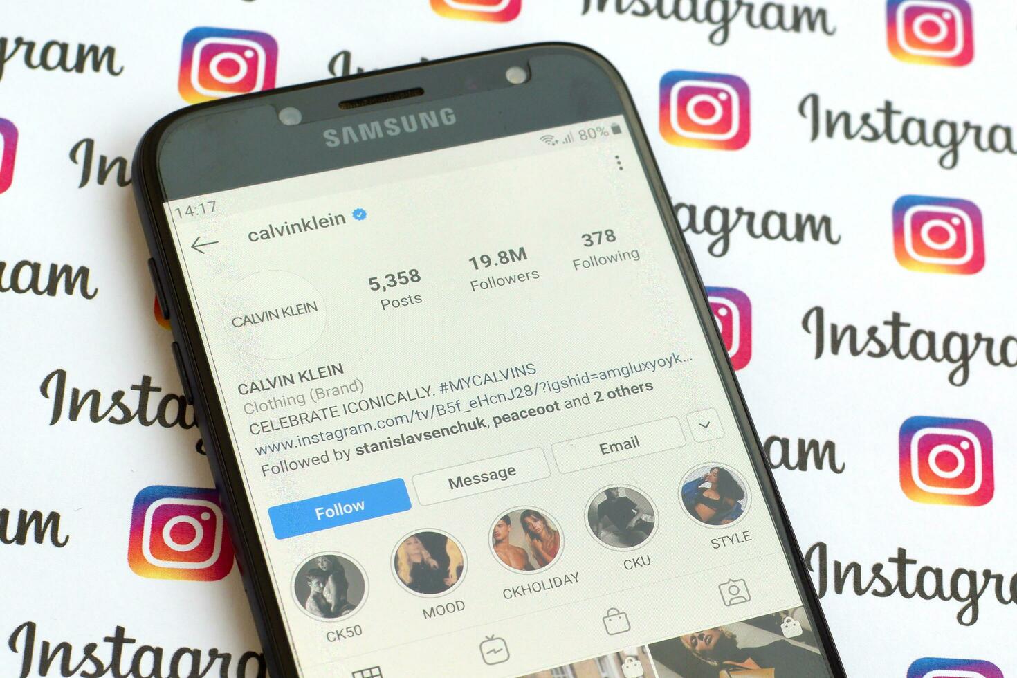 Calvin klein oficial Instagram conta em Smartphone tela em papel Instagram bandeira. foto