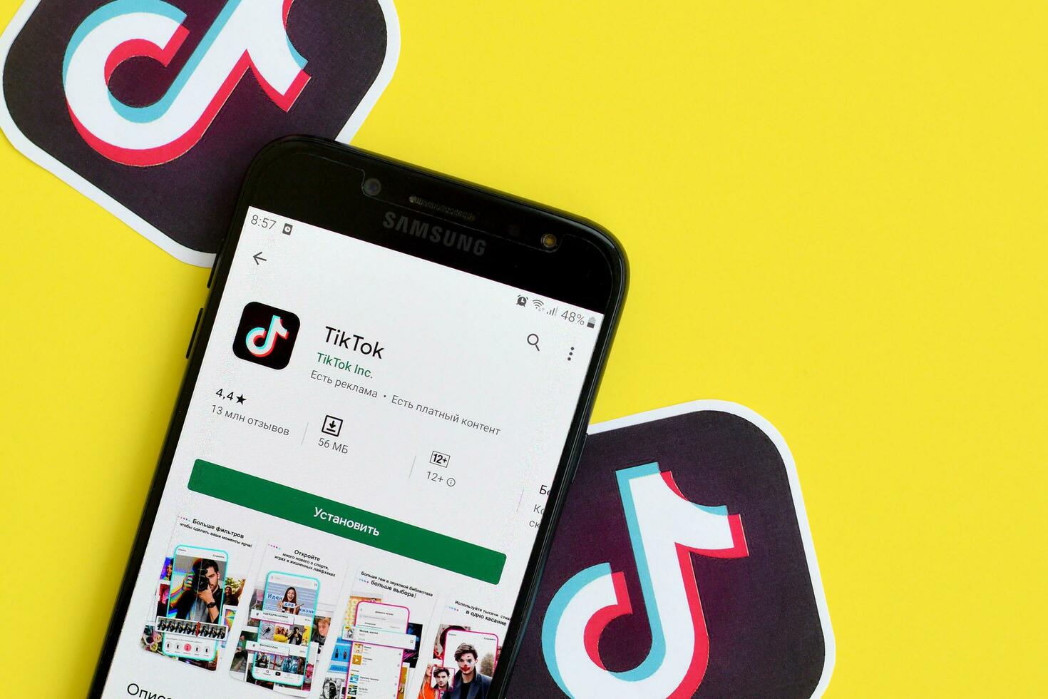 tiktok inscrição dentro playmarket em samsung Smartphone tela em amarelo fundo. tiktok é uma popular compartilhamento de vídeo social trabalho em rede serviço possuído de bytedance foto