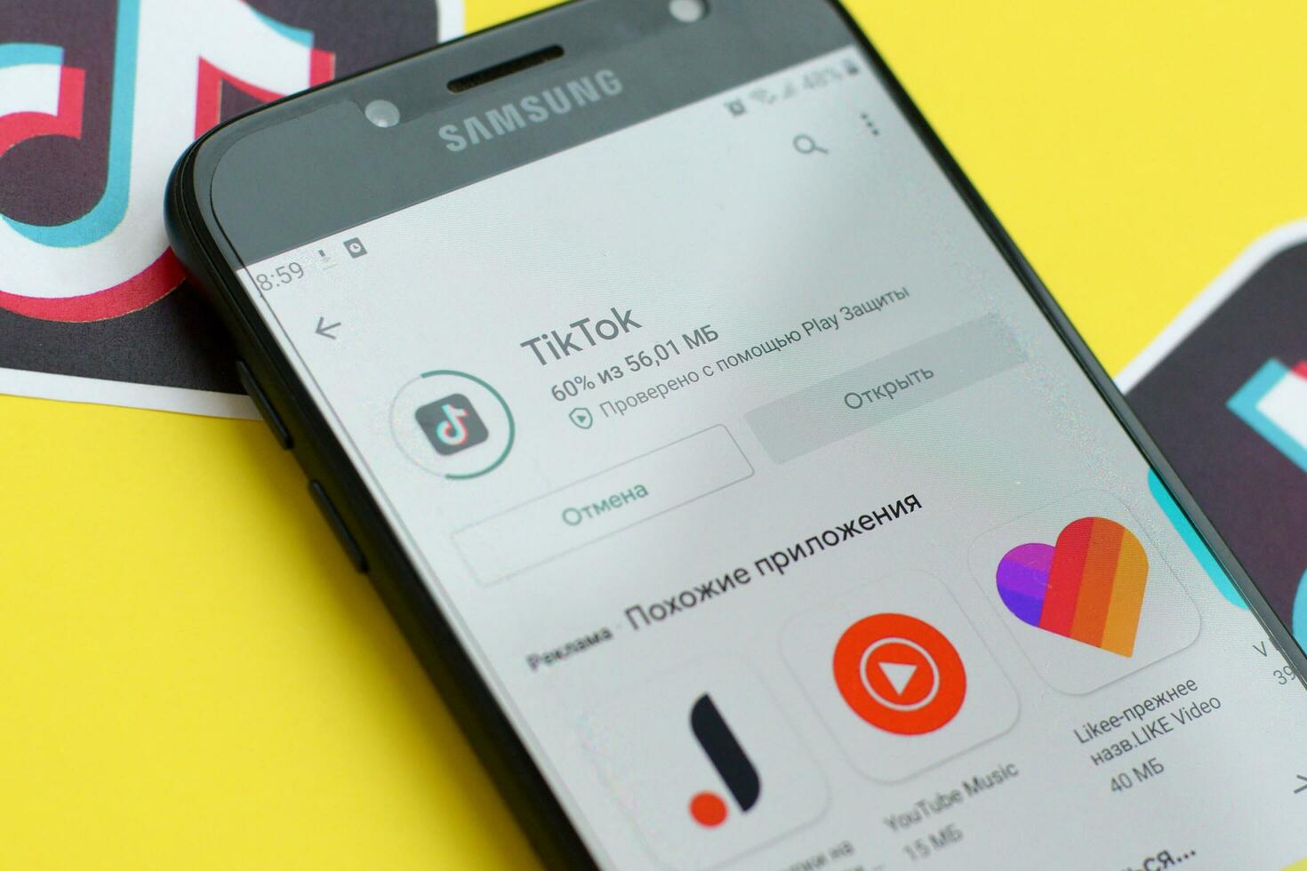 tiktok inscrição dentro playmarket em samsung Smartphone tela em amarelo fundo. tiktok é uma popular compartilhamento de vídeo social trabalho em rede serviço possuído de bytedance foto