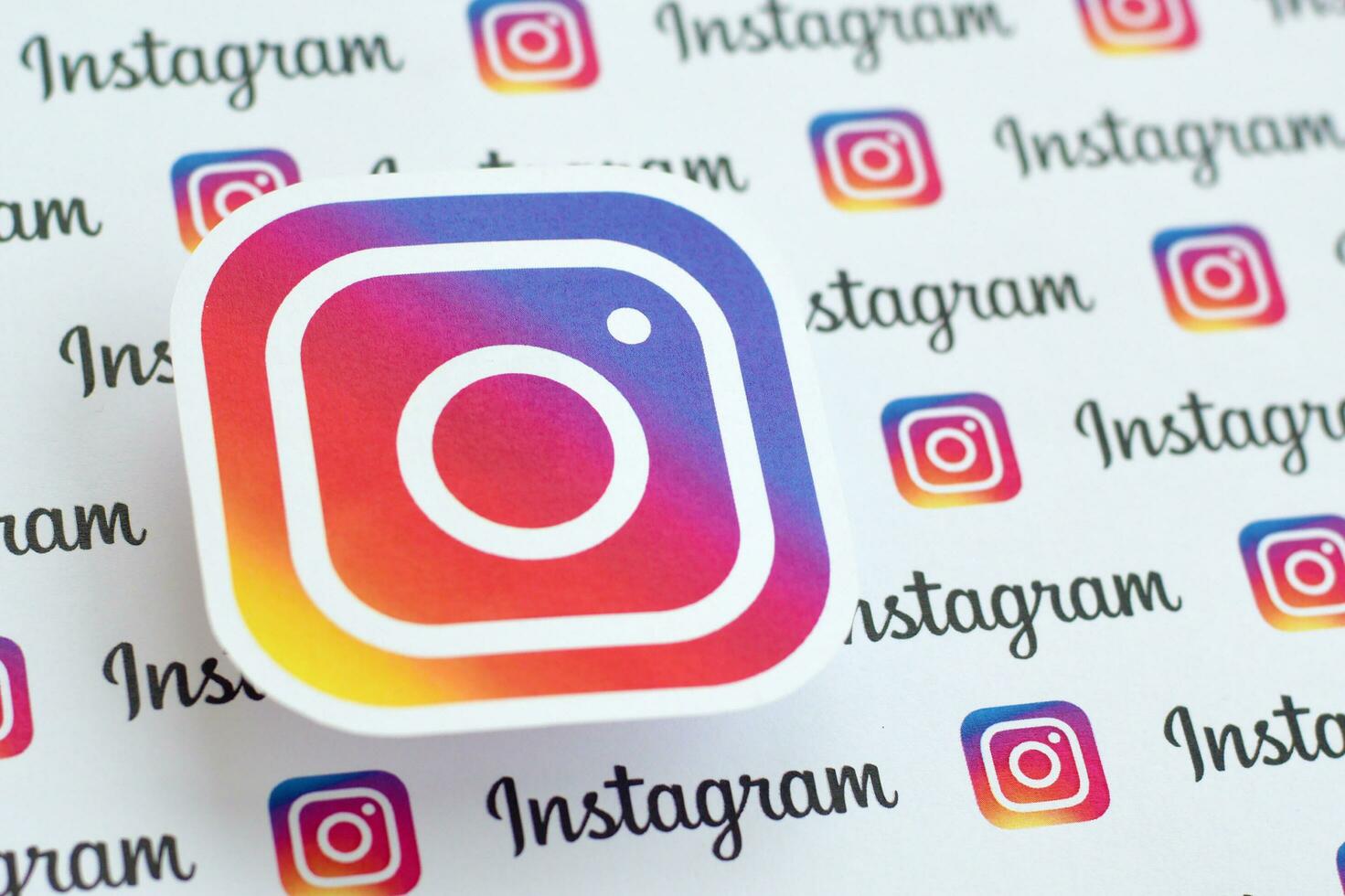 Instagram padronizar impresso em papel com pequeno Instagram logotipos e inscrições. Instagram é americano foto e compartilhamento de vídeo social trabalho em rede serviço possuído de Facebook