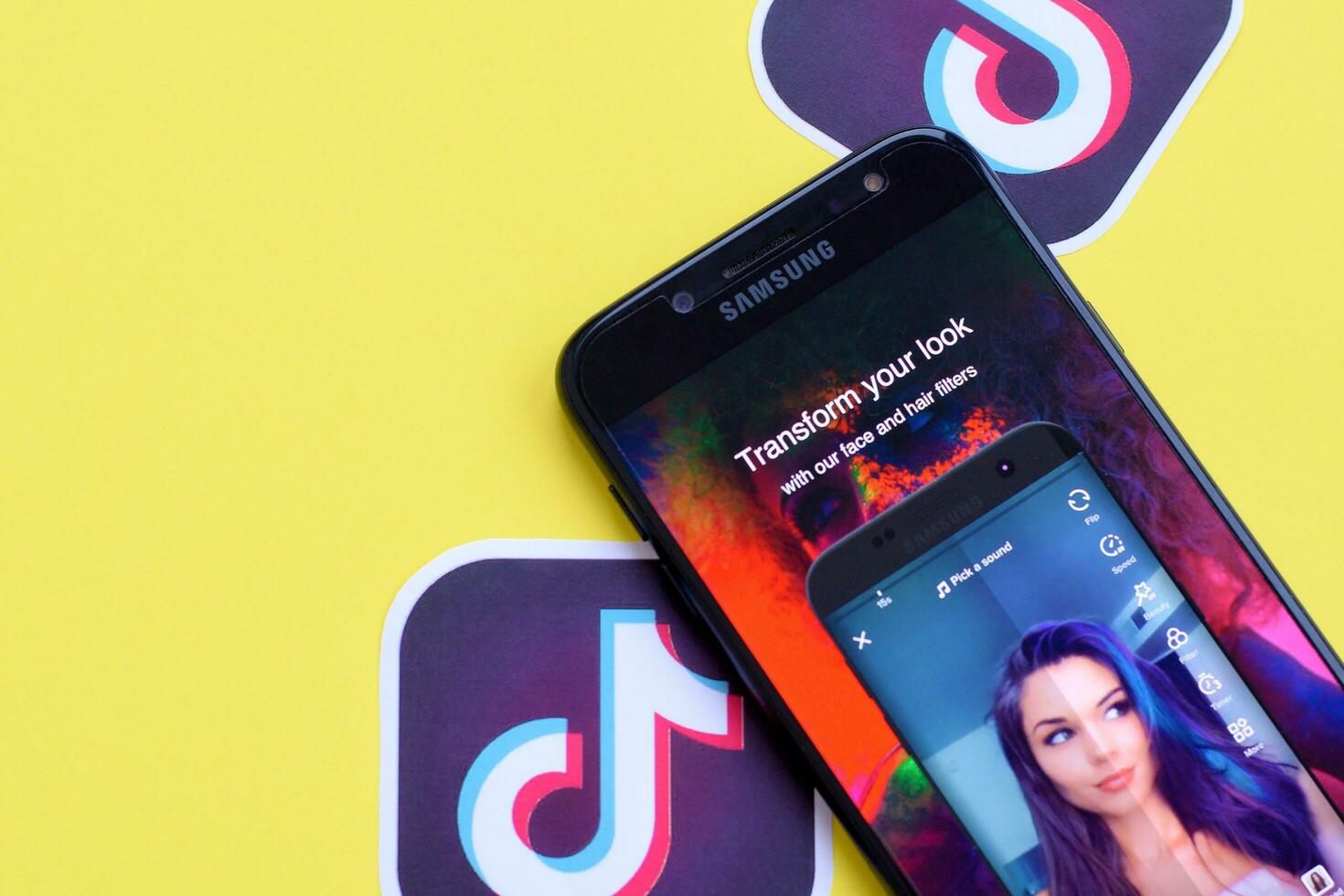 tiktok inscrição em samsung Smartphone tela em amarelo fundo. tiktok é uma popular compartilhamento de vídeo social trabalho em rede serviço possuído de bytedance foto