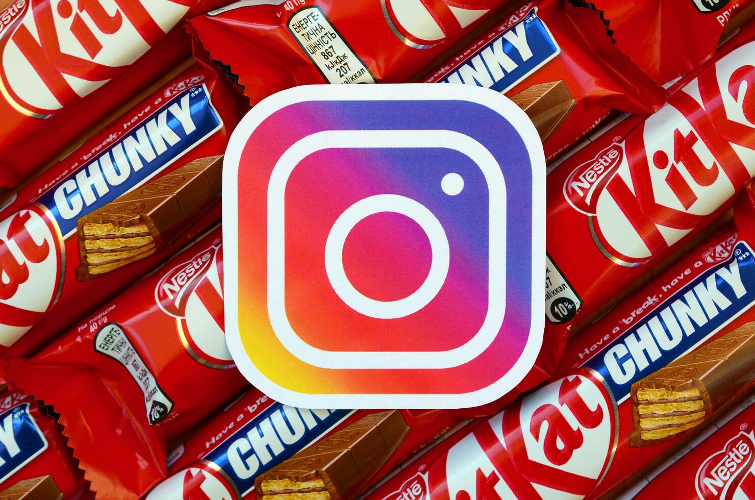 Instagram papel logotipo em muitos kit Kat chocolate coberto bolacha bares dentro vermelho invólucro. publicidade chocolate produtos dentro Instagram social rede e mundo Largo rede foto