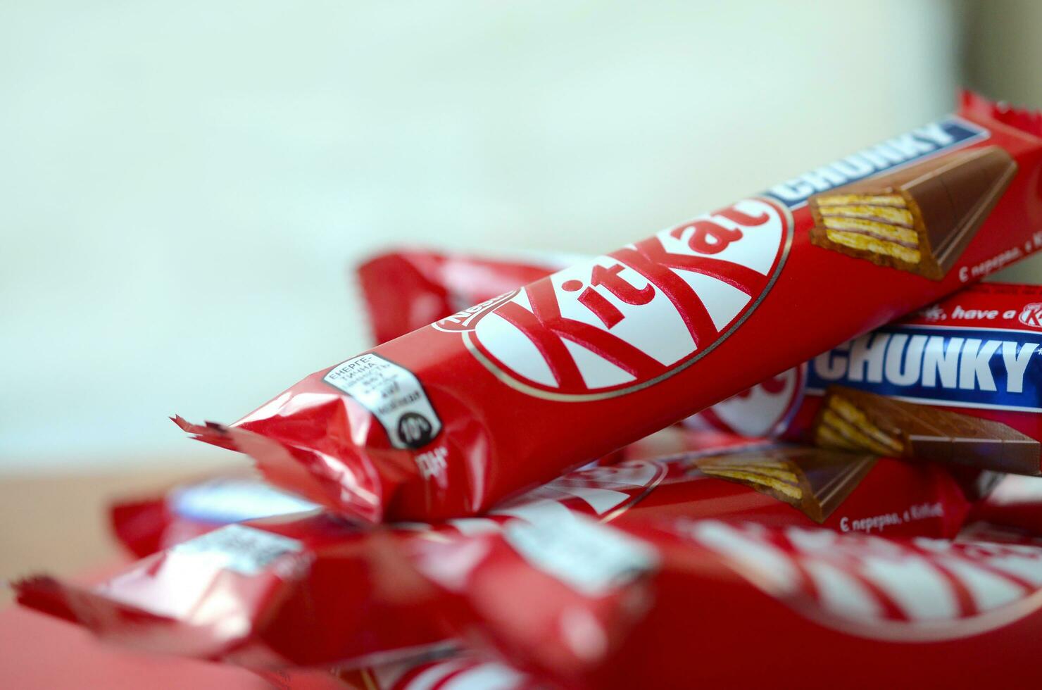 kit Kat é uma chocolate coberto bolacha Barra criada dentro 1911 de Rowntree's do Iorque, Inglaterra. aninhar que adquirido rowntree dentro 1988 agora vende kit Kat globalmente foto