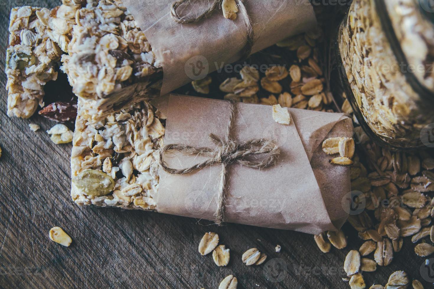 granola caseira com mistura de nozes em tábua de madeira foto