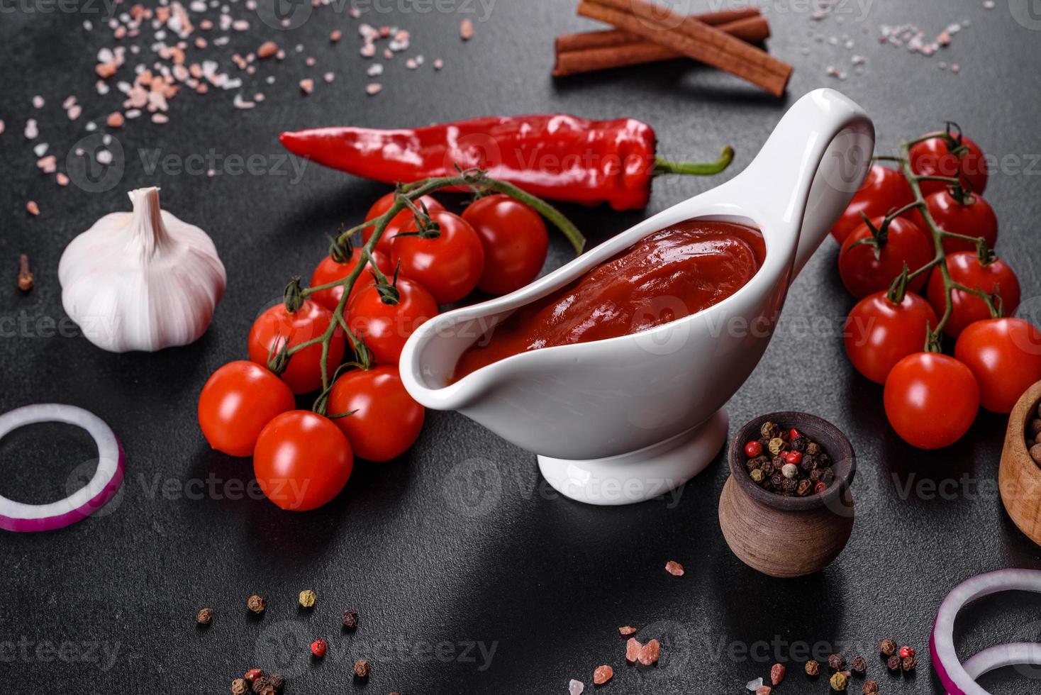 molho vermelho ou ketchup em uma tigela e ingredientes para cozinhar foto