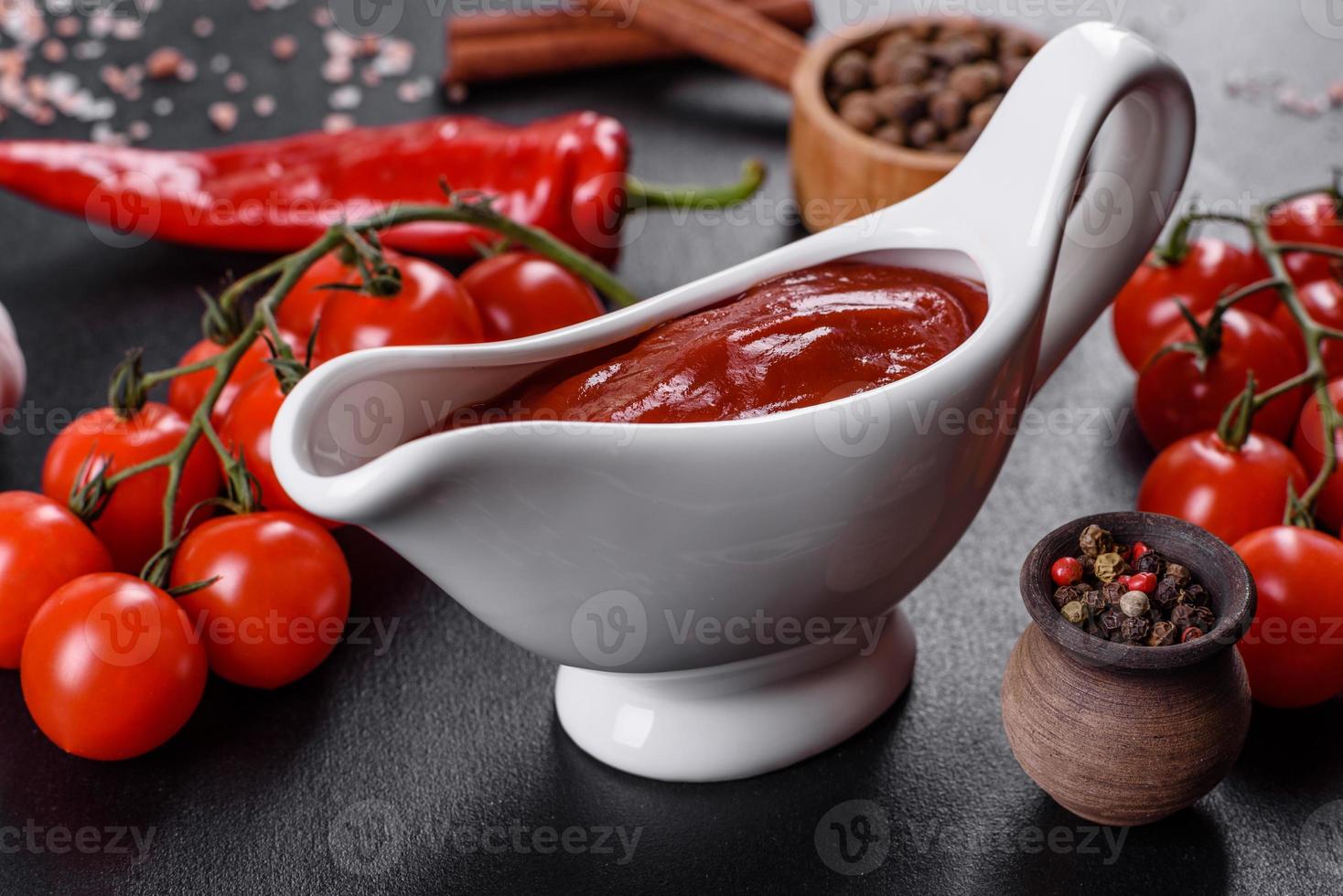 molho vermelho ou ketchup em uma tigela e ingredientes para cozinhar foto