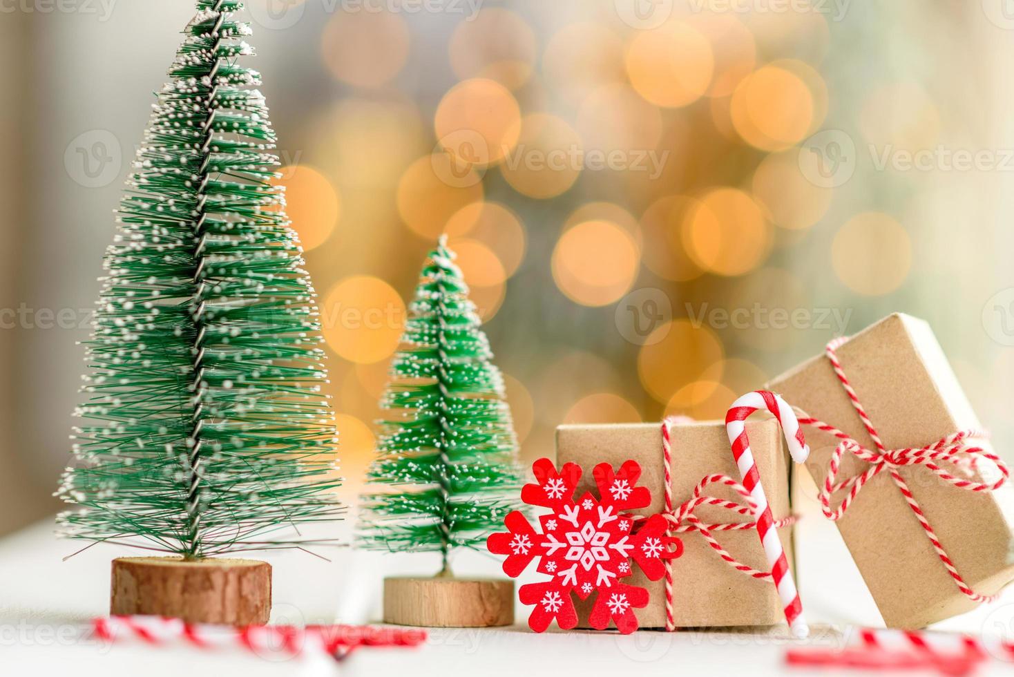 elementos vermelhos e verdes que são usados para decorar a árvore de natal foto