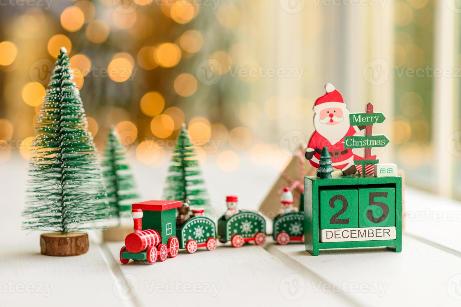 elementos vermelhos e verdes que são usados para decorar a árvore de natal foto