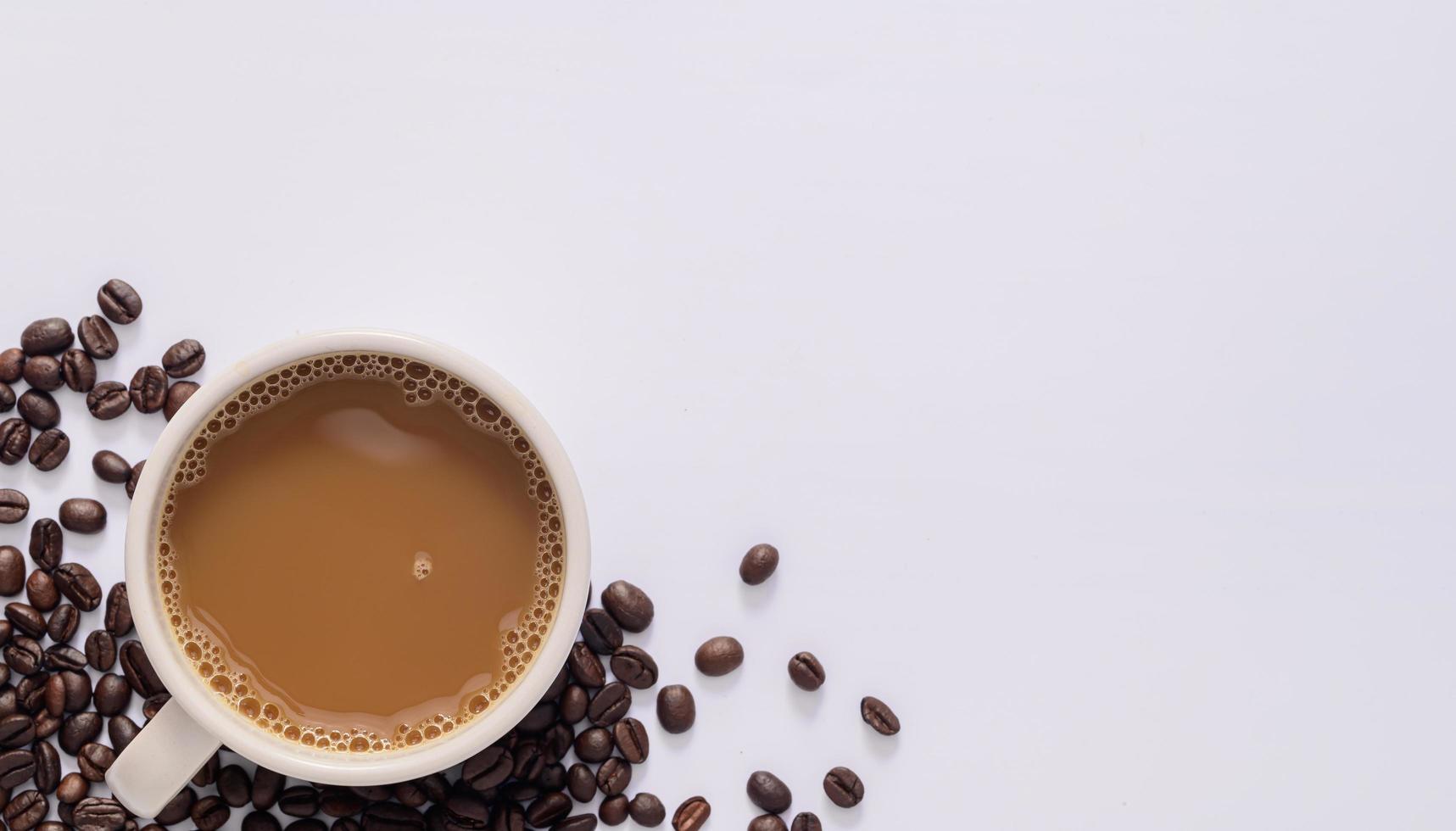caneca de café, grãos de café, cena de fundo branco foto