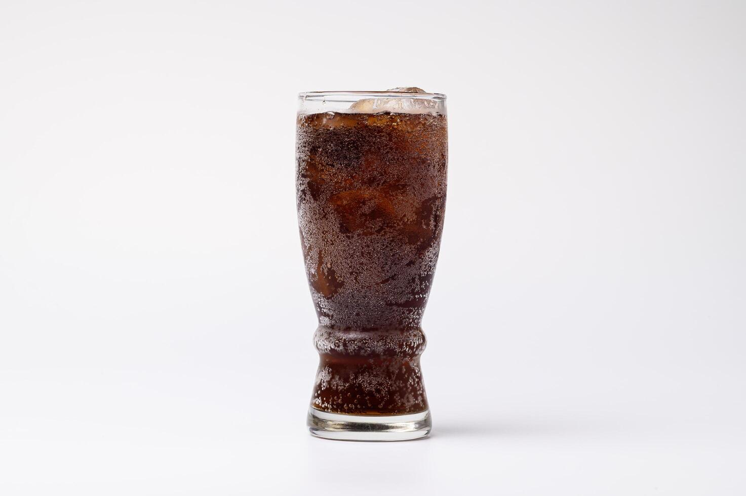 cola em copo com cubos de gelo transparentes isolados no fundo branco foto