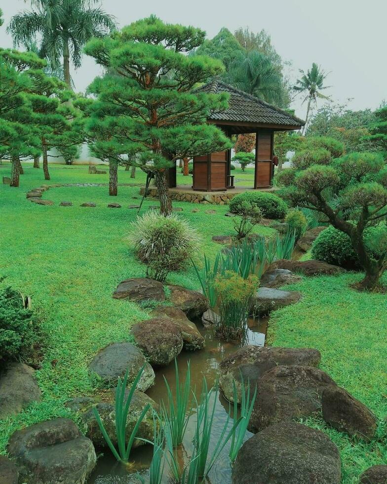 sereno panorama com verde folhagem e arquitetônico estruturas idílico campo casa cercado de exuberante vegetação e pitoresco panorama. não pessoas. foto