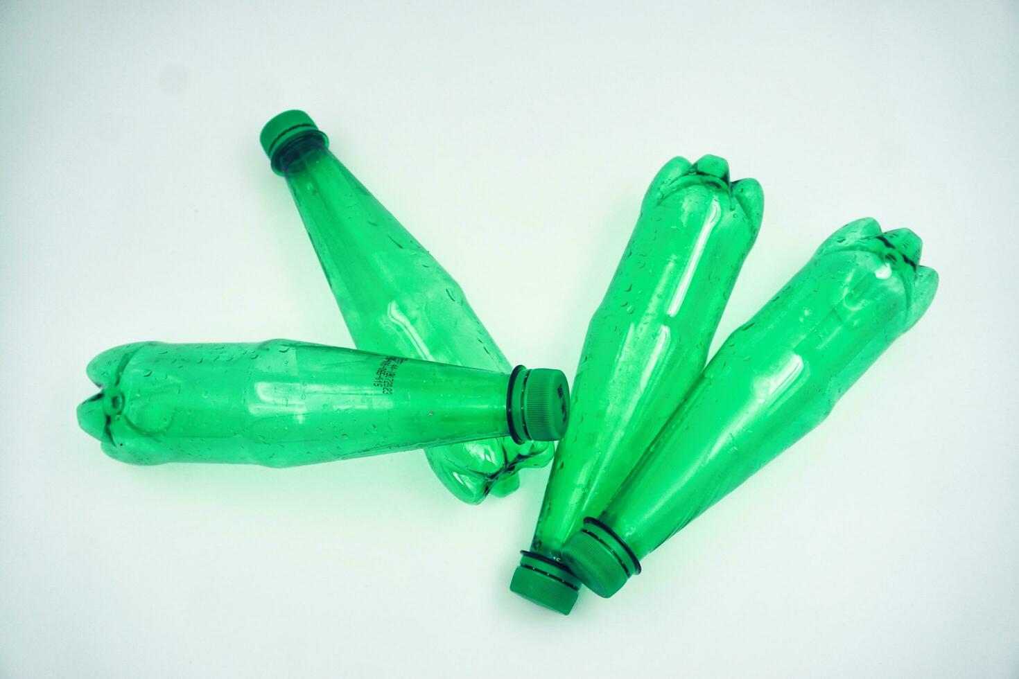 verde animal plástico garrafa dentro branco fundo foto