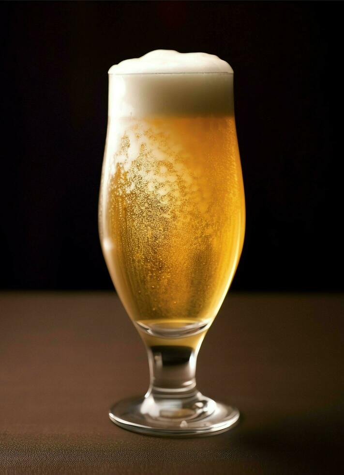 uma vidro do frio fresco Cerveja com boné do espuma. respingo do espuma com saboroso americano cerveja. Cerveja dia conceito de ai gerado foto