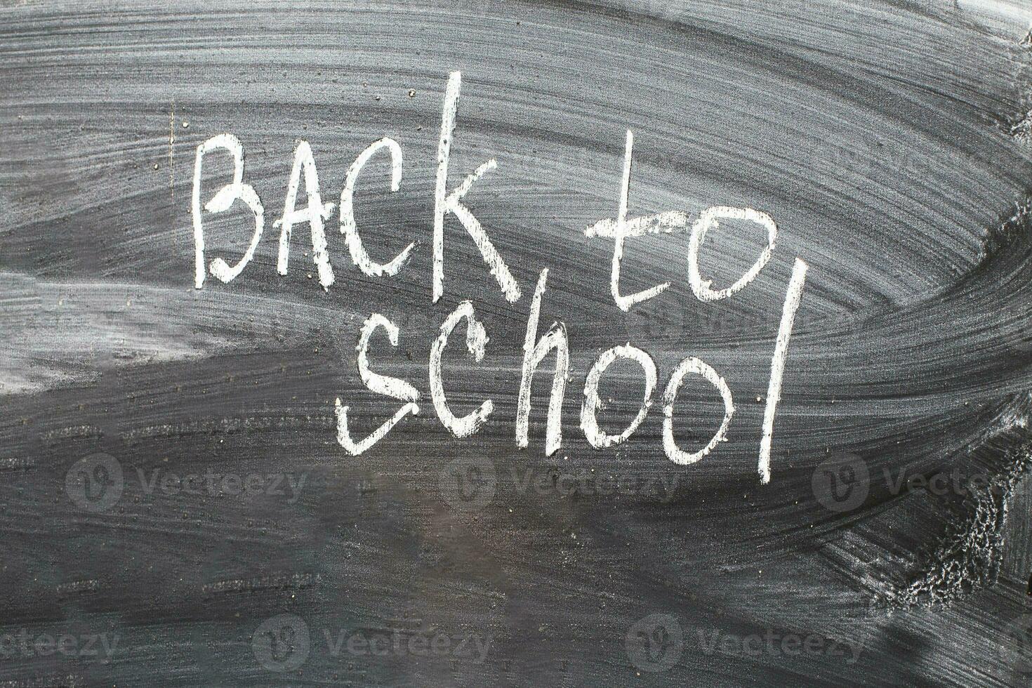 costas para escola escrito em uma Preto quadro-negro com giz foto