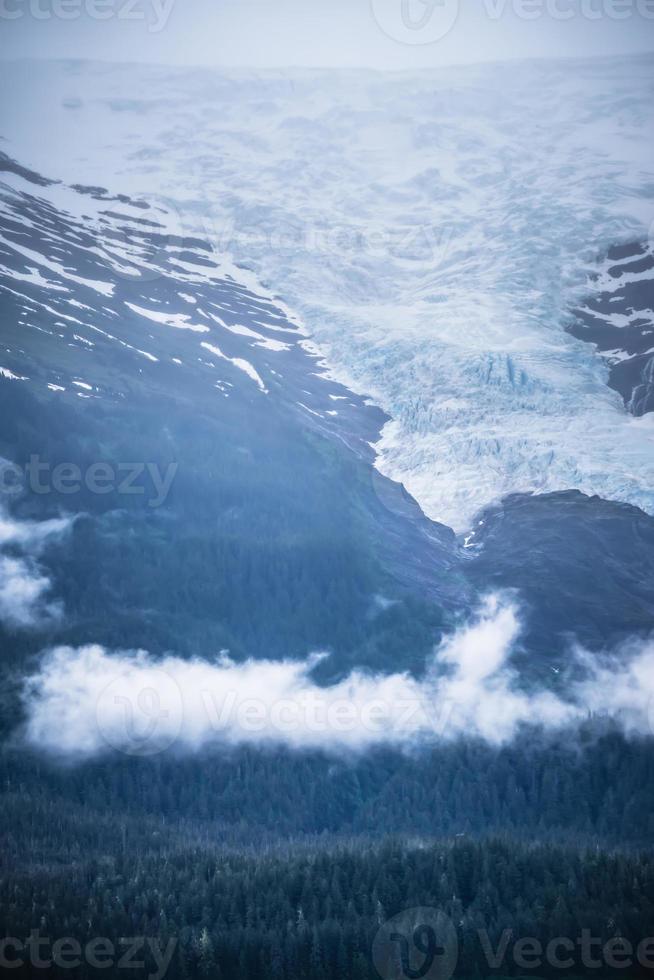 dia chuvoso e nevoeiro sobre geleiras das montanhas do Alasca foto