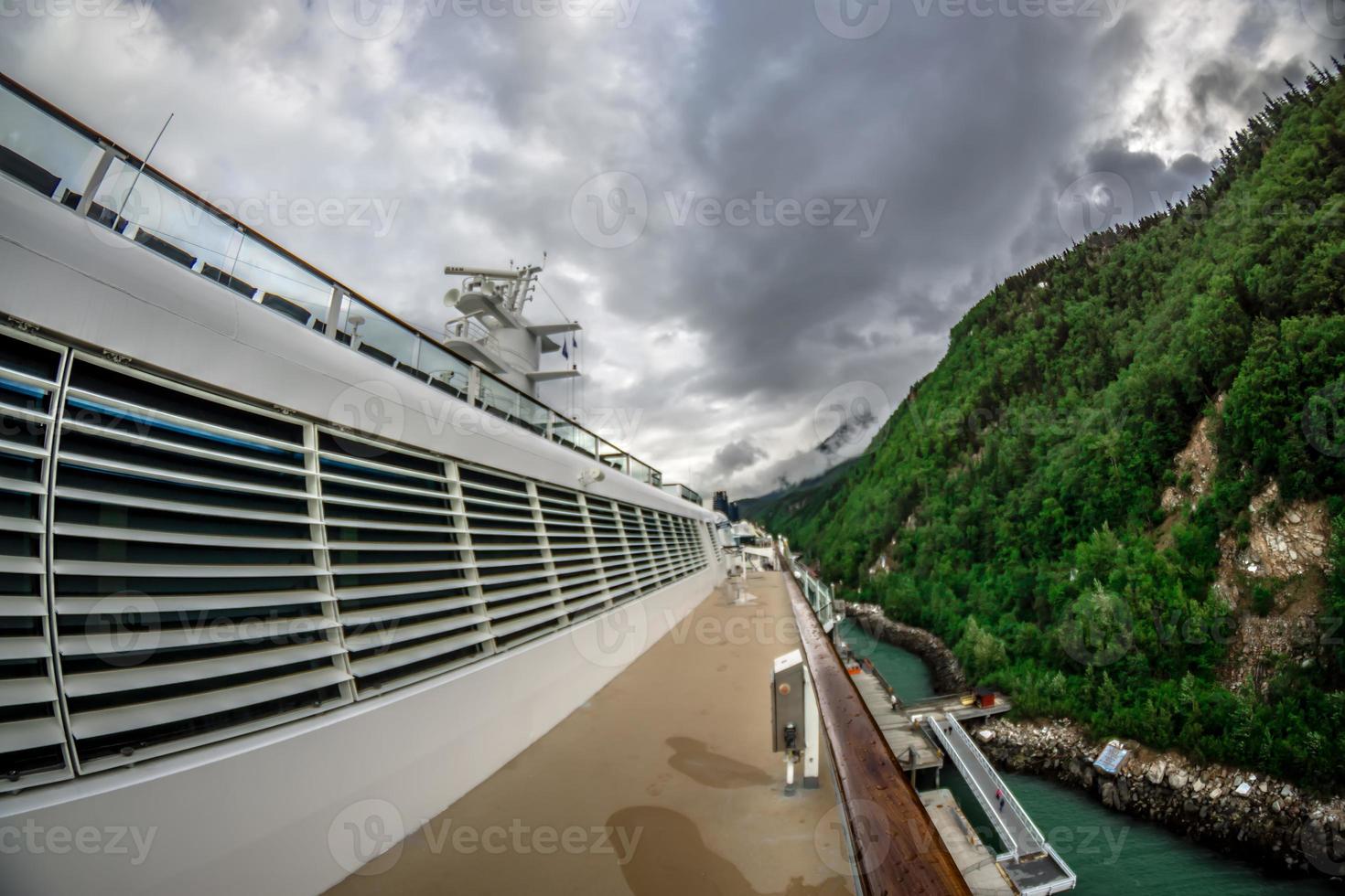 belas paisagens de navio de cruzeiro no Alasca foto