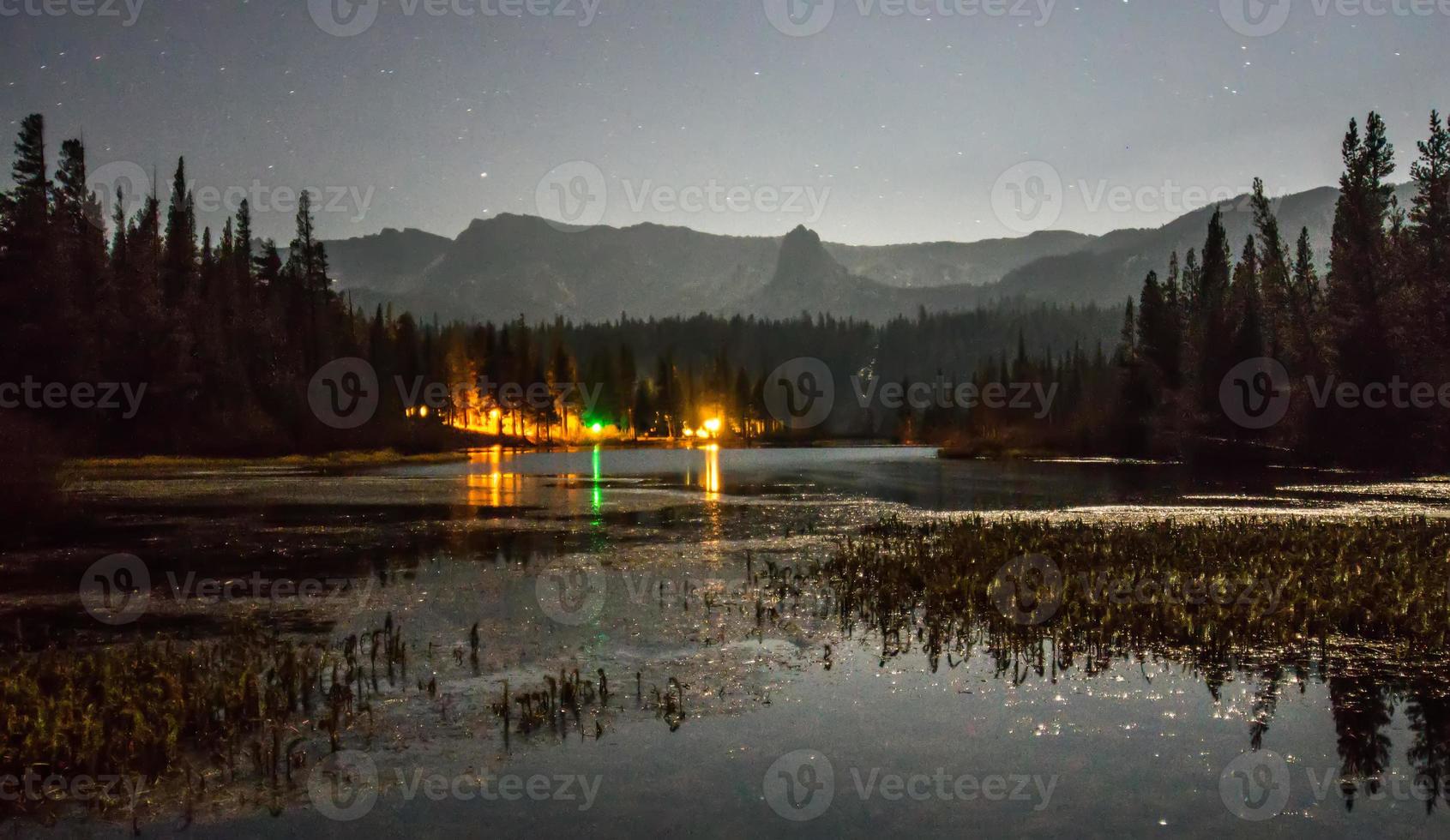 montanhas do parque nacional sierra perto do lago mamute, Califórnia foto