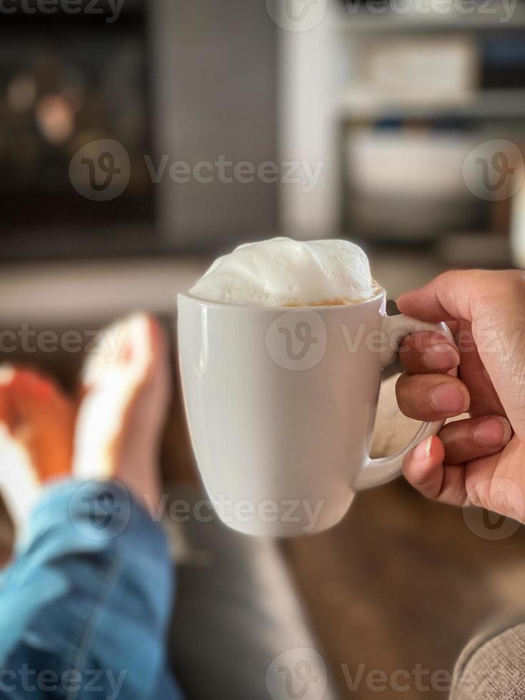 pessoa segurando uma xícara de café foto