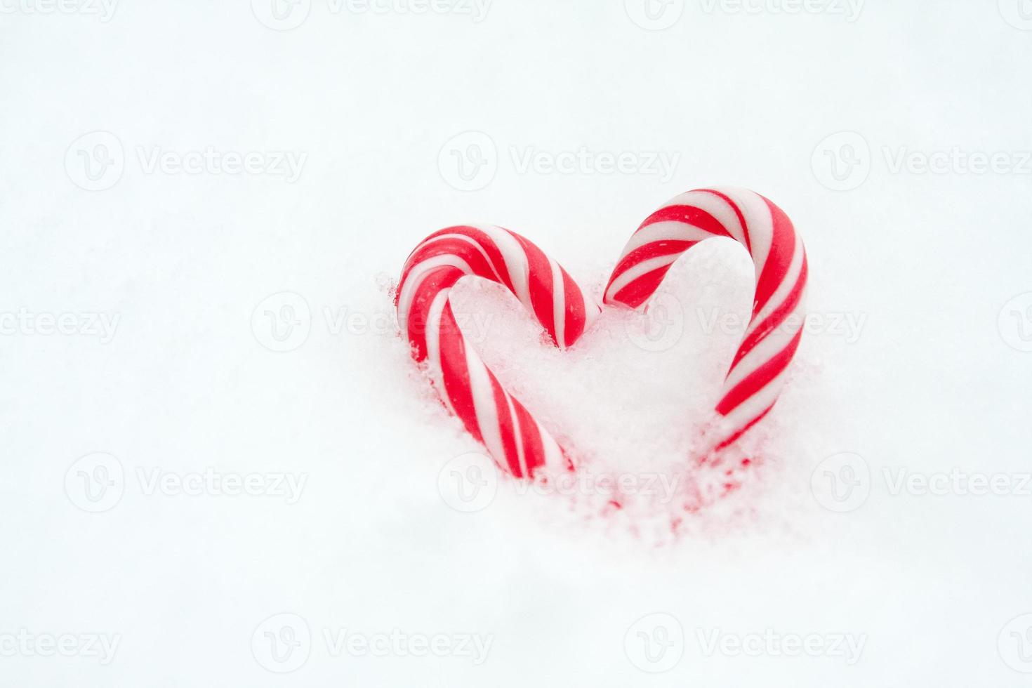 coração de hortelã na neve foto