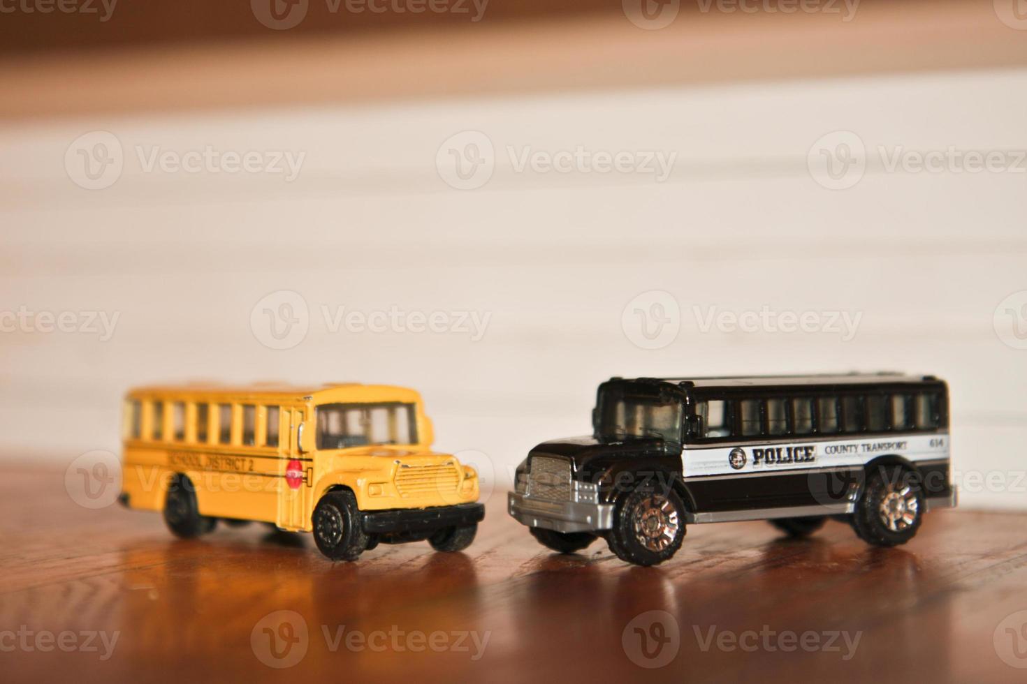 minúsculos ônibus de metal foto