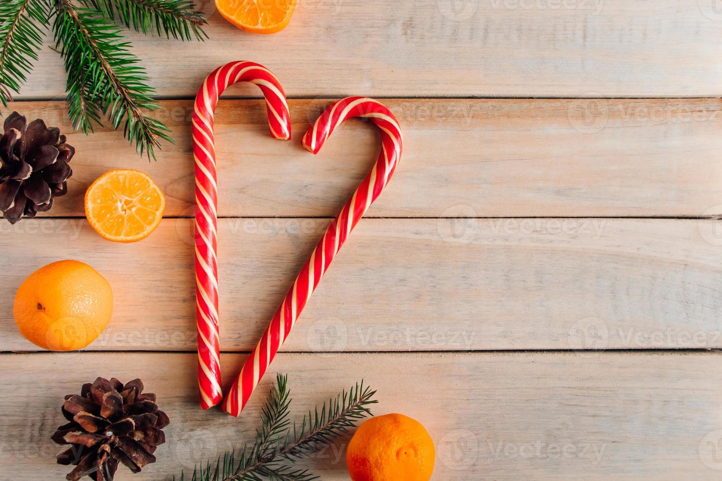 coração feito de doces de Natal em fundo de madeira. foto