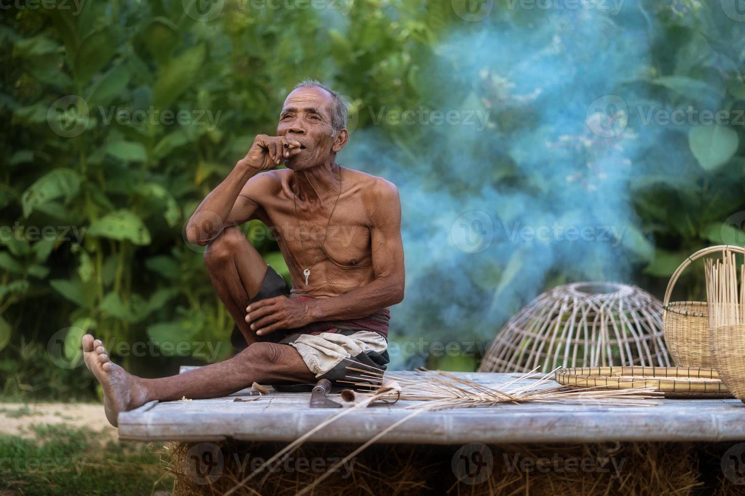 estilo de vida de homem idoso dos habitantes locais com bambu artesanal foto