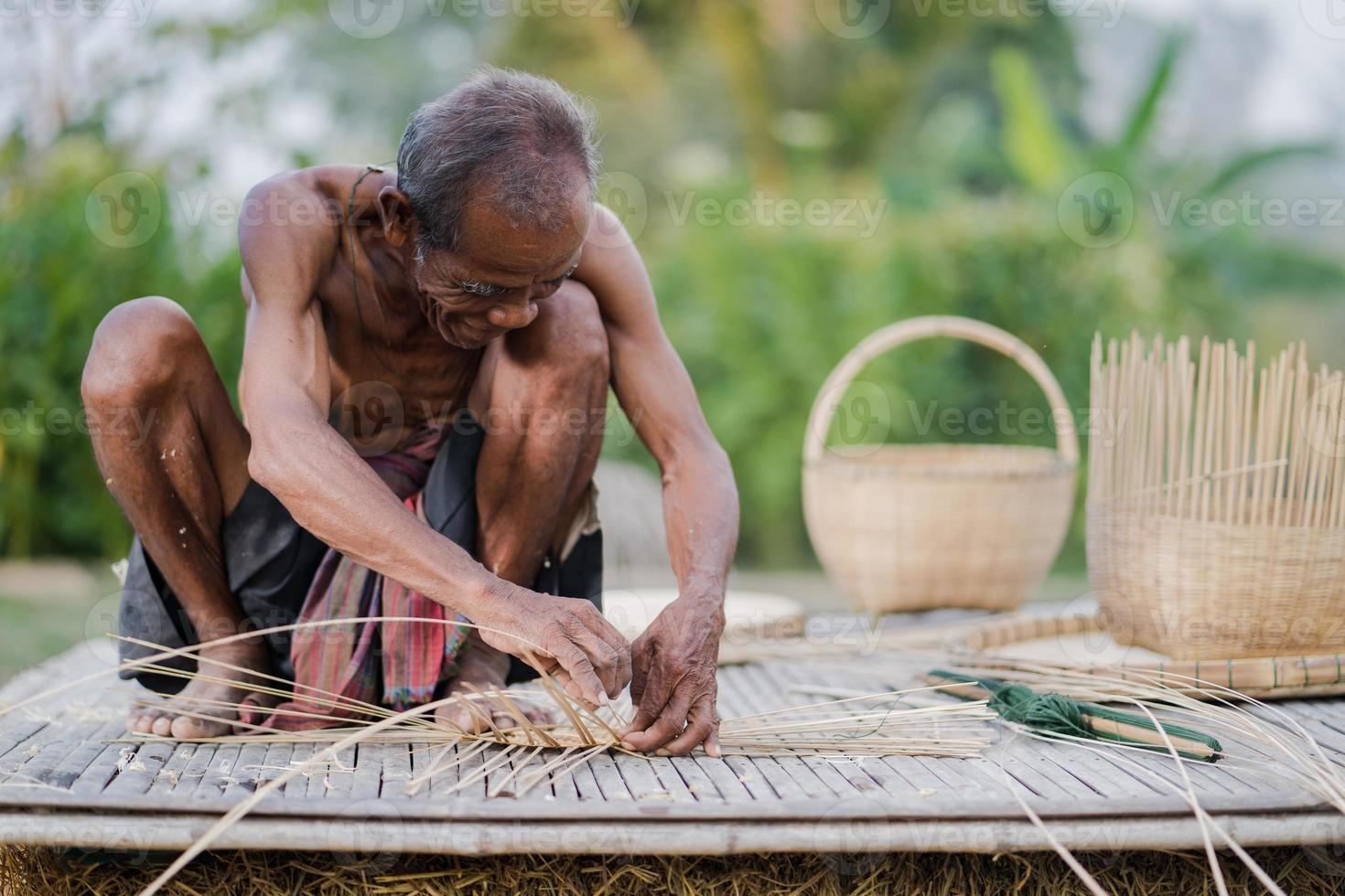 homem idoso e artesanato de bambu, estilo de vida dos habitantes locais na Tailândia foto