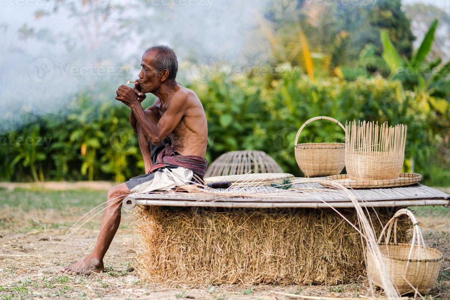 estilo de vida de homem idoso dos habitantes locais com bambu artesanal foto