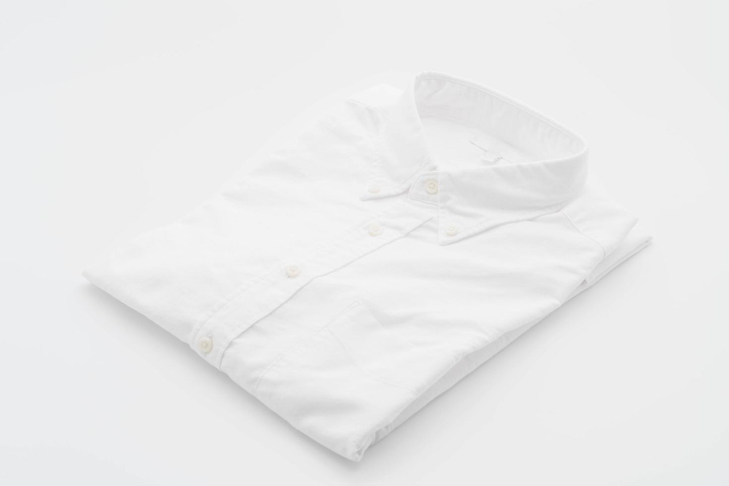 camisa branca em branco foto