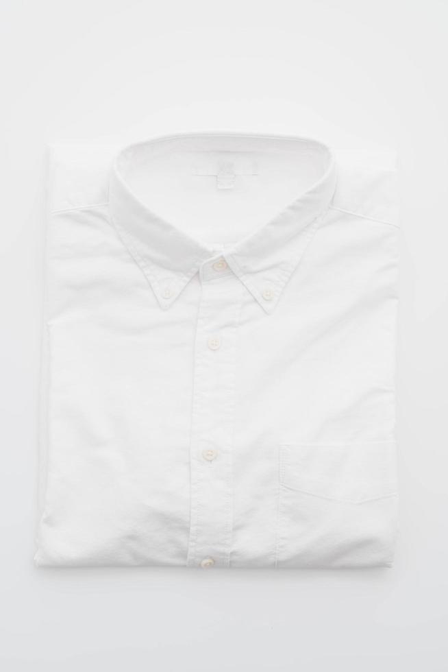 camisa branca em branco foto