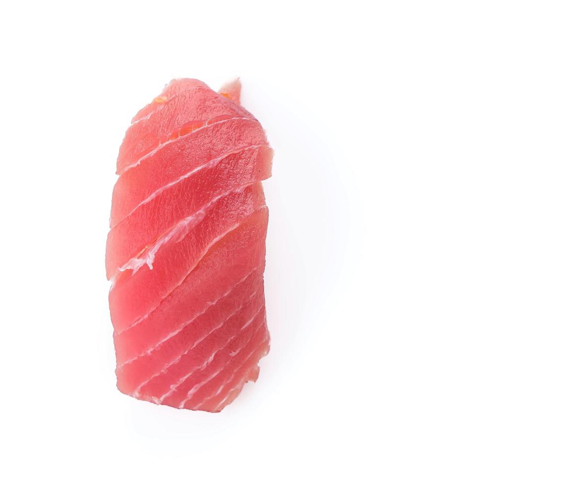 sushi de atum no fundo branco foto