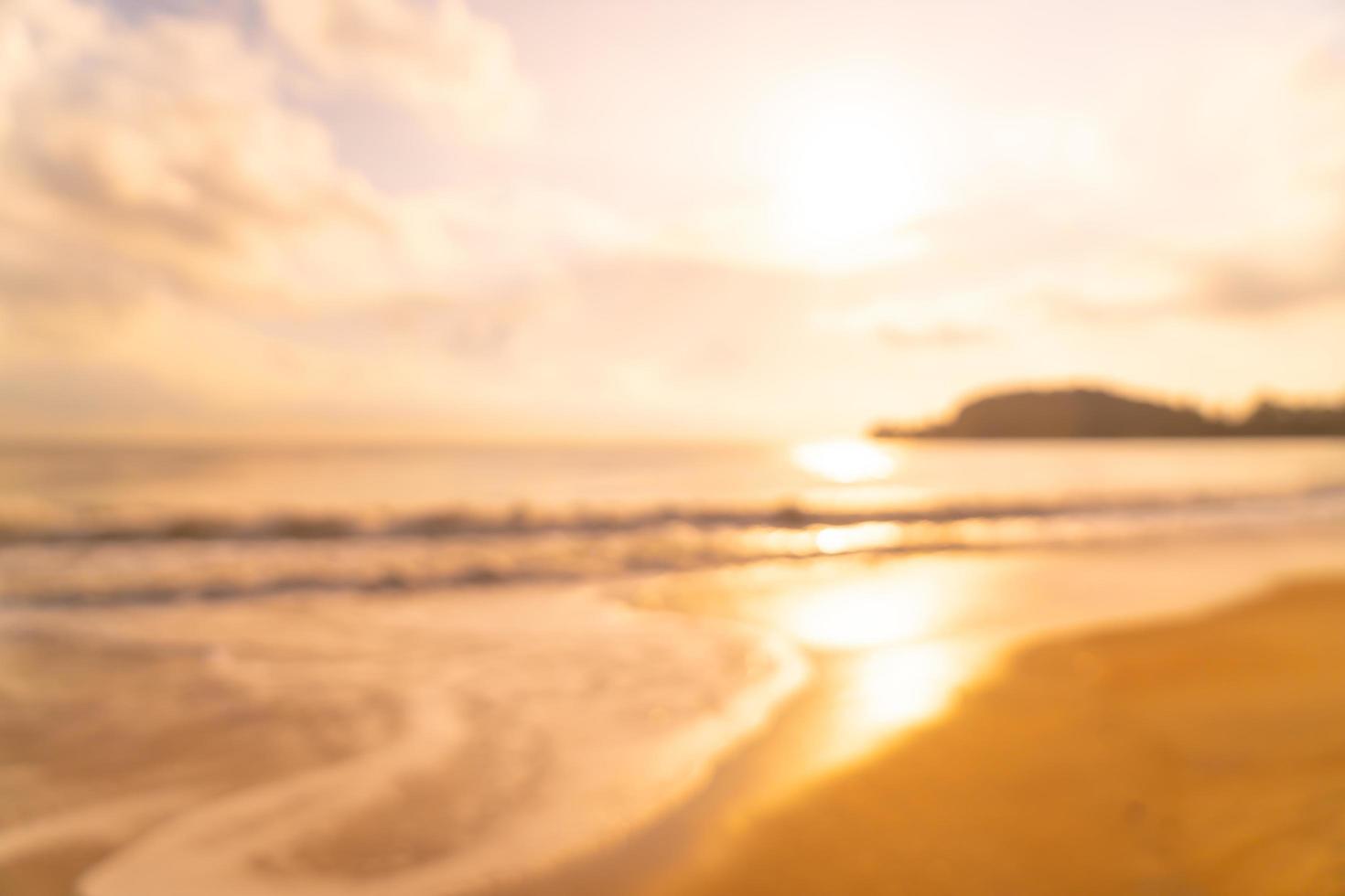 Resumo desfocar o mar da praia ao nascer do sol ou pôr do sol para o fundo foto