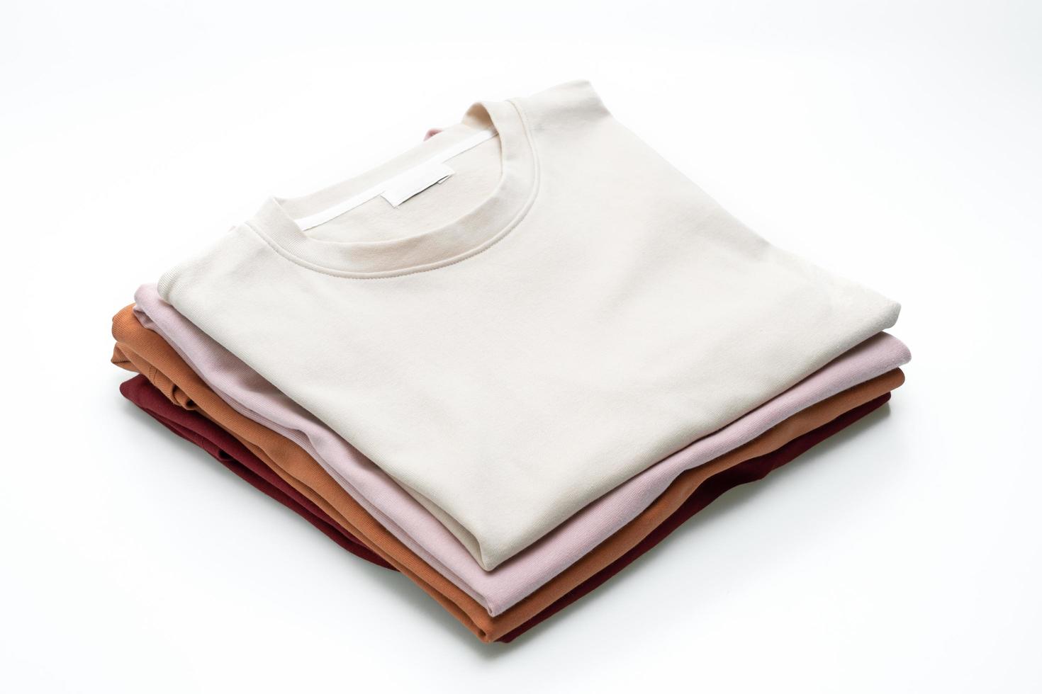 camisetas dobradas isoladas no fundo branco foto