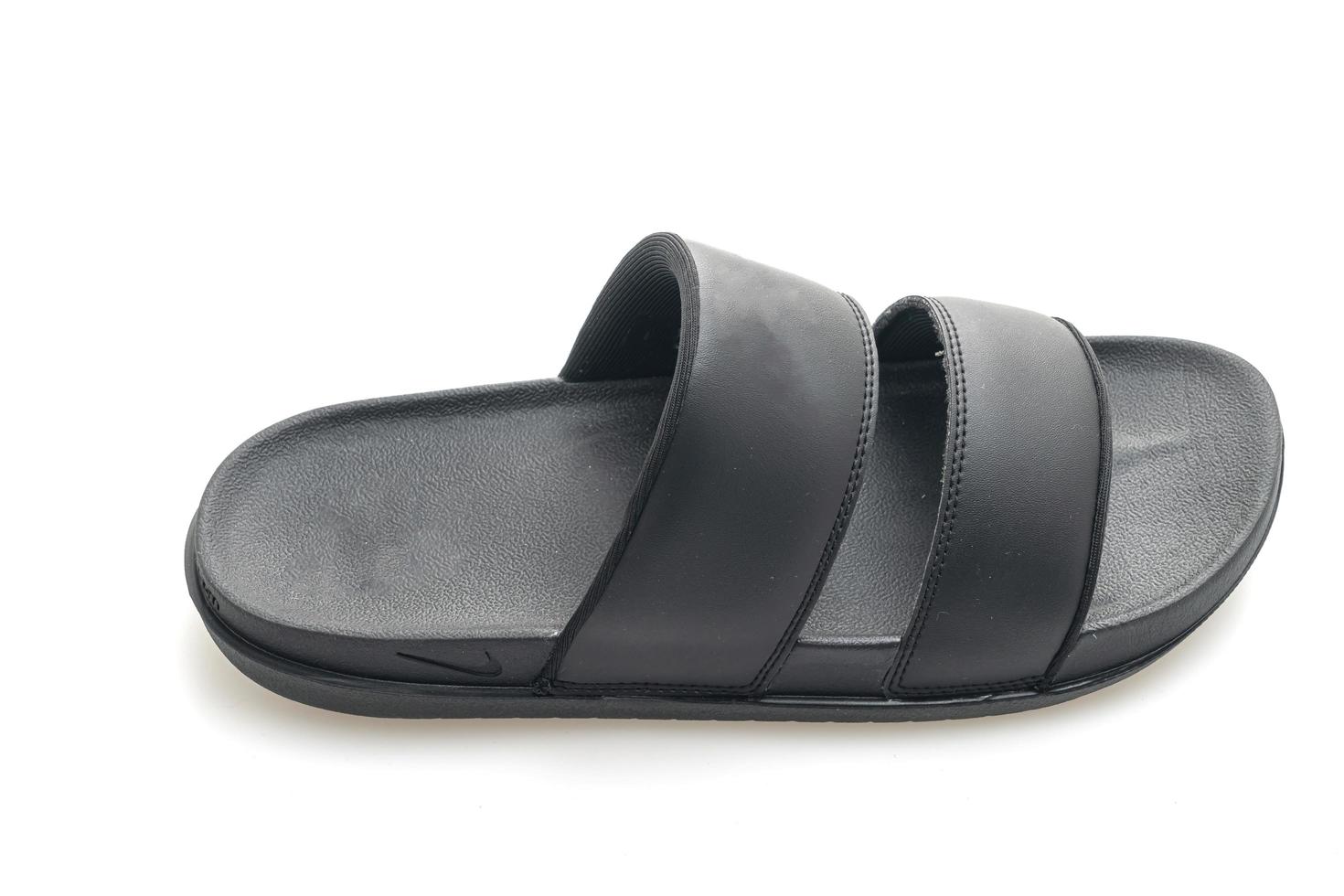 sandálias de couro pretas isoladas no fundo branco foto