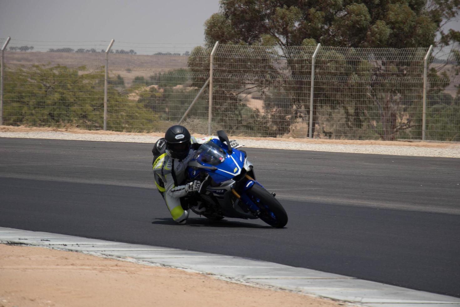 cidade, país, mmm dd, aaaa - competição de motocicleta em uma pista de corrida foto