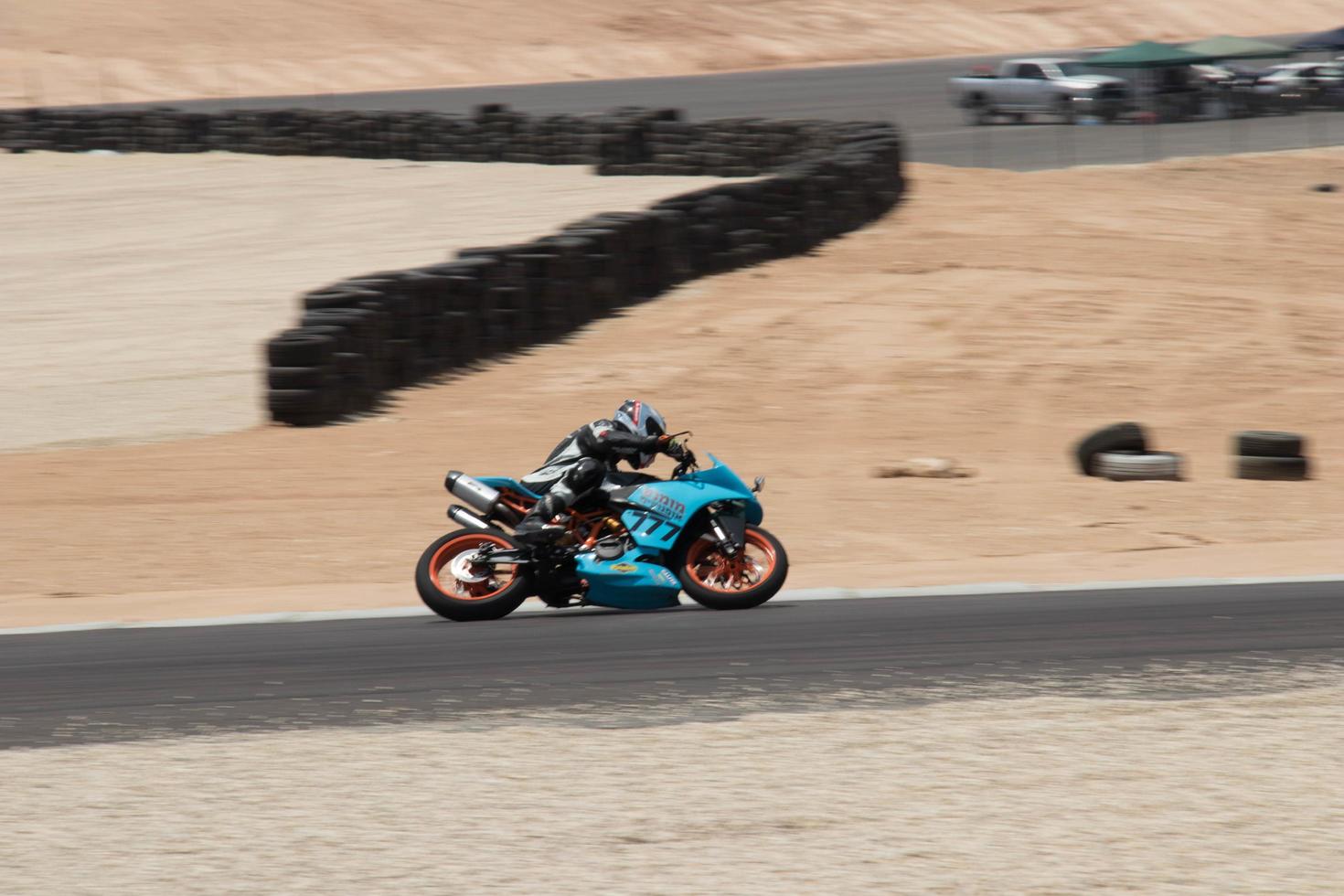 cidade, país, mmm dd, aaaa - competição de motocicleta em uma pista de corrida foto