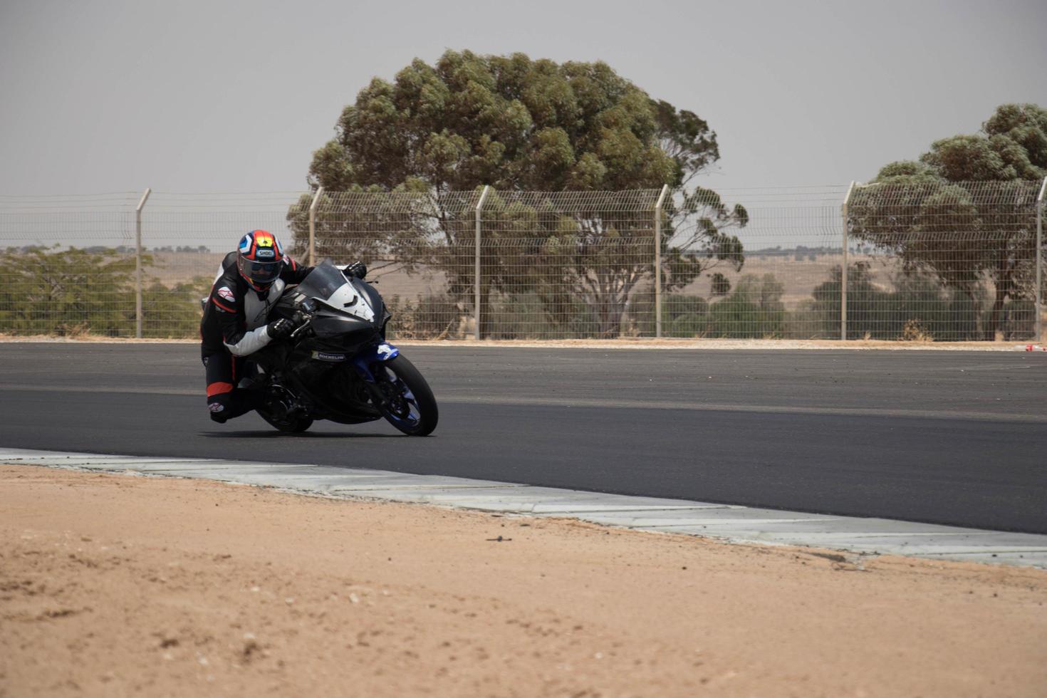 cidade, país, mmm dd, aaaa - competição de motocicleta em uma pista de corrida foto