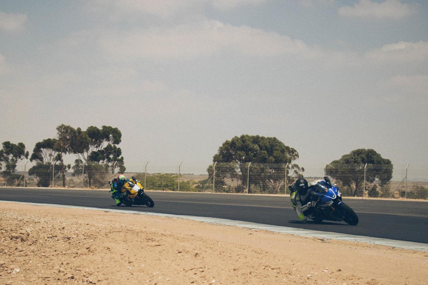 cidade, país, mmm dd, aaaa - competição de motocicleta em uma pista de corrida foto