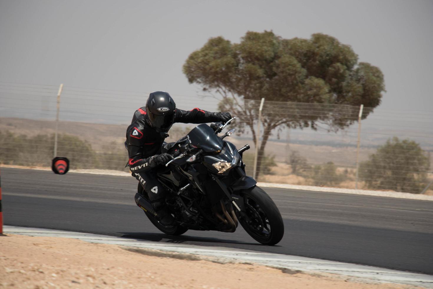 cidade, país, mmm dd, aaaa - competição de motocicleta em uma pista de corrida foto