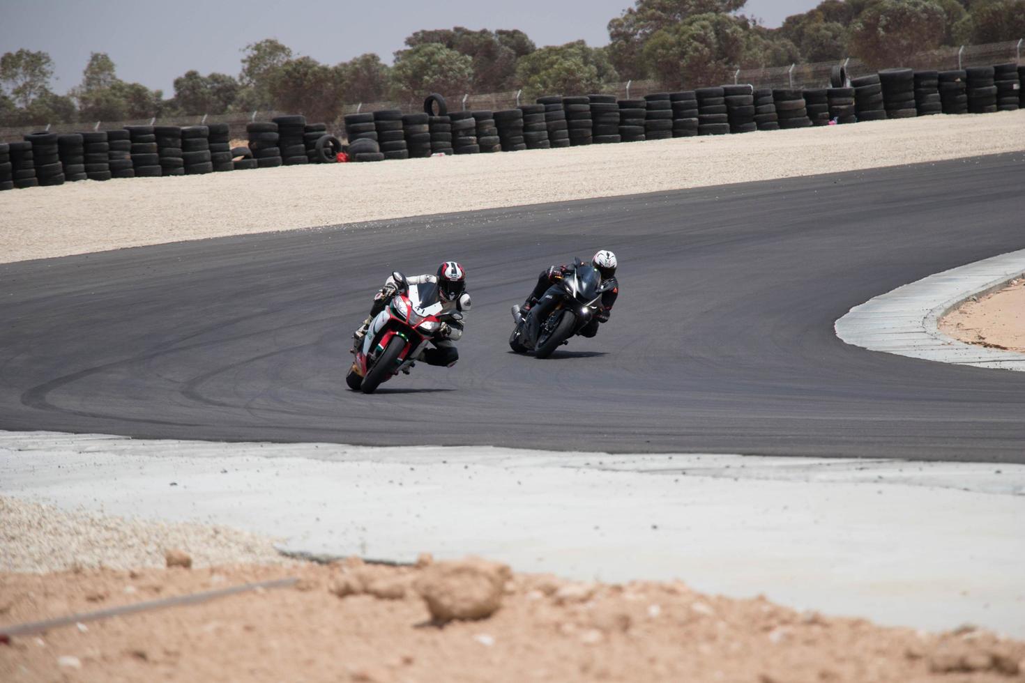 cidade, país, mmm dd, aaaa - competição de motocicleta em uma pista de corrida foto