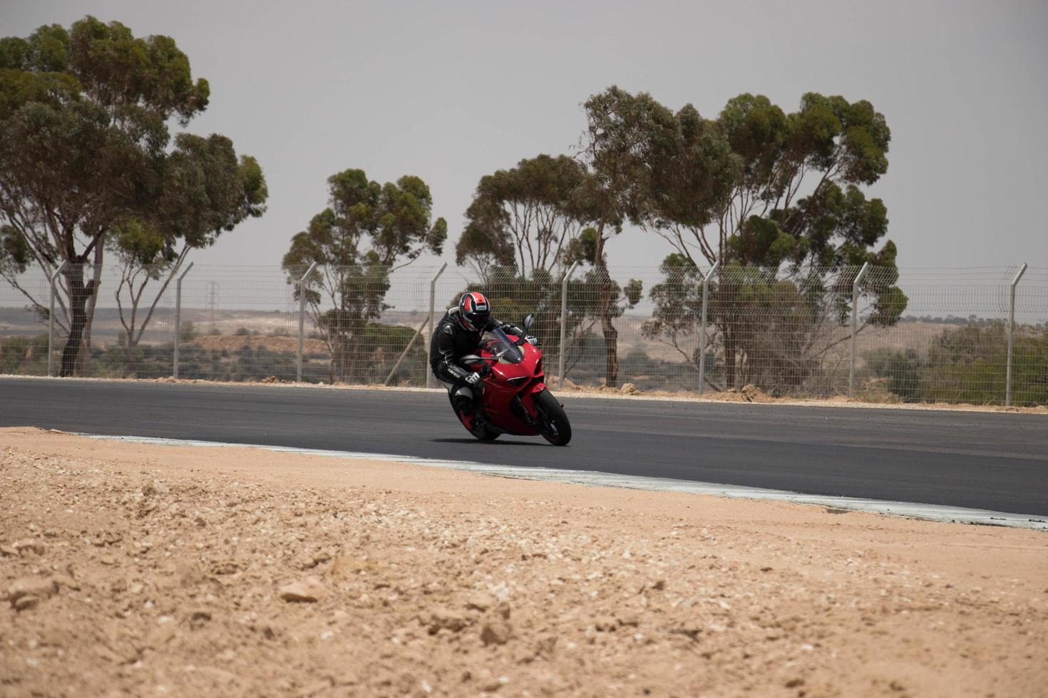 cidade, país, mmm dd, aaaa - competição de motocicleta em uma pista de corrida foto